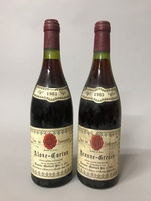 deux bouteilles de vin rouge posées l'une à côté de l'autre sur une table