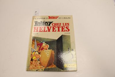 un livre posé sur une table