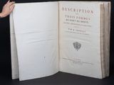 une personne tenant un livre ouvert à la main