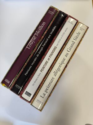 une pile de livres posée sur une table à côté d'une tasse