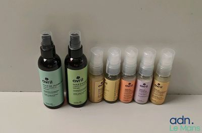 plusieurs flacons de différents types de produits de soin pour la peau posés sur un comptoir