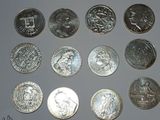 un lot de pièces de monnaie posées sur une table