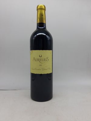 l'image d'une bouteille de vin posée sur une table