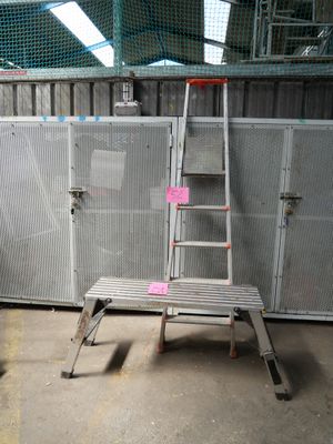 une échelle posée devant une clôture