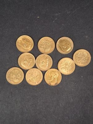 un tas de pièces d'or posé sur une surface noire