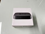 une Apple TV posée sur une table en verre