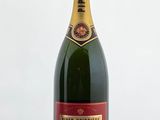 La bouteille de champagne est posée sur la table, prête à être servie.