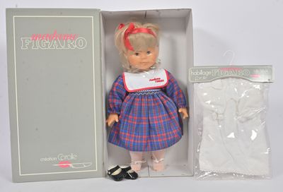 une poupée dans une boîte, avec une robe et des chaussures