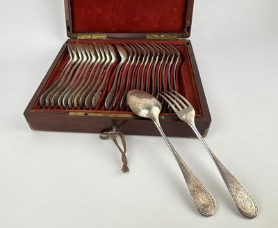 un service d'argenterie dans un coffret en bois contenant des cuillères