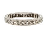 une bague en or blanc avec des diamants sur fond blanc