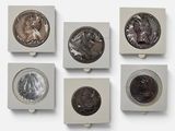 six types de pièces différents sont disposés sur une surface blanche