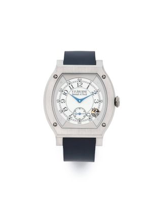gros plan d'une montre sur une surface blanche avec un bracelet bleu