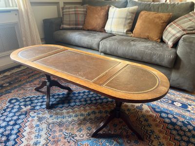 un canapé et une table basse dans un salon