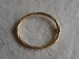 gros plan d'une bague en or sur une surface blanche