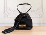 un sac noir orné d'un logo doré, posé sur une table en bois