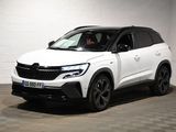 Le SUV blanc est garé dans une pièce blanche au sol carrelé.