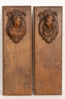 paire de plaques en bois sculpté représentant une tête de femme et une tête d'homme