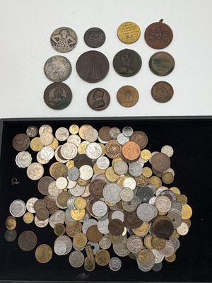 beaucoup de pièces dans une boîte noire posée sur une table