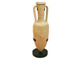 un vase posé sur un support sur fond blanc