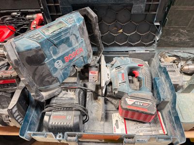 a lot of tools that are sitting on a table