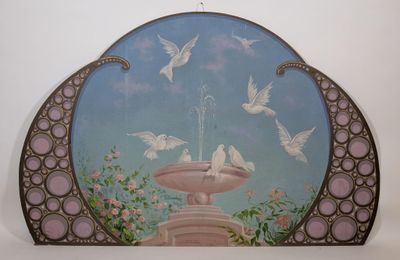 une photo d'un tableau accroché au mur d'une fontaine
