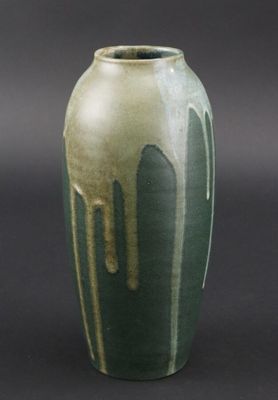 Vase en grès à émail à coulures.