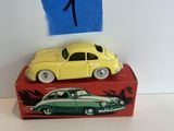 une voiture jaune et une voiture verte sur une boîte rouge