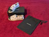 une paire de chaussures et un sac sur un tapis rouge