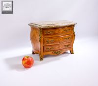 Boîte à bijoux en forme de commode de style Louis XV