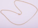 un collier en or auquel est attachée une chaîne