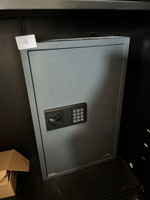 un coffre-fort dans un coin de la pièce
