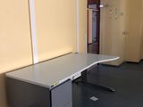 un bureau au milieu d'une pièce aux murs jaunes