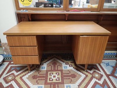 Bureau en mélaminé à l'imitation du palissandre ouvrant par …