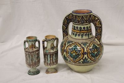 trois vases posés l'un à côté de l'autre sur une table