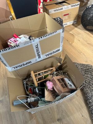 une boîte en carton contenant un certain nombre d'objets