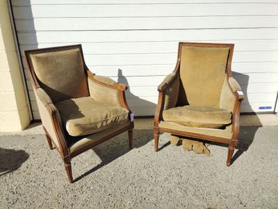 Paire de bergères en bois mouluré, dossier droit, reposant s…