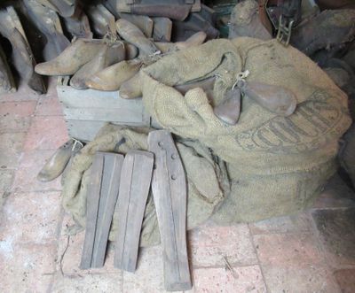 de nombreuses paires de chaussures posées sur le sol
