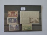 une photo d'un tableau accroché au mur sur lequel sont collés des timbres