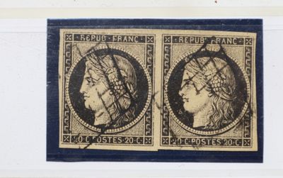 deux timbres sur lesquels figurent deux visages de femmes, l'une est noire et l'autre a la peau mate