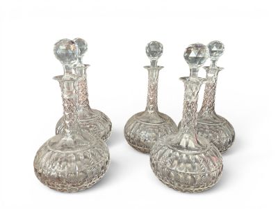 trois vases en verre argenté sont posés les uns à côté des autres sur une surface blanche