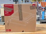 une boîte posée sur une table en bois