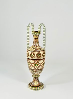 un vase posé sur une surface blanche