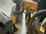 une photo d'une perceuse et d'un outil électrique posés sur une table