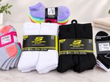 six paires de chaussettes de sport pour femmes posées sur une table