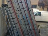 un tas d'échelles appuyées contre un immeuble