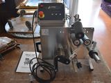 une machine posée sur une table