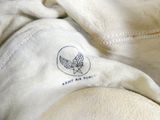 un ours en peluche allongé sur une couverture