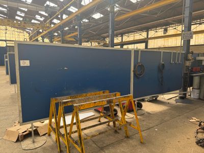 une grande pièce avec un mur bleu et une échelle jaune