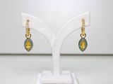 un gros plan sur une paire de boucles d'oreilles posées sur un présentoir