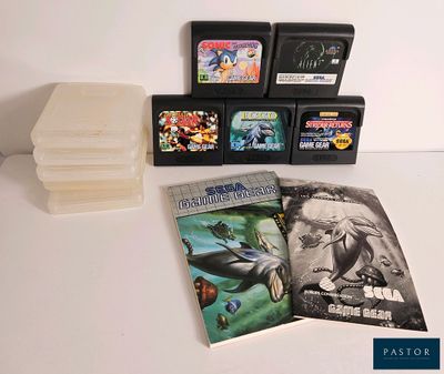 un grand nombre de jeux vidéo posés sur une table